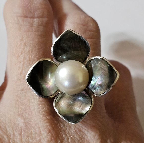 Vintage Mother of Pearl Flower Ring in Sterling Silver Size 7! - Picture 4 of 5